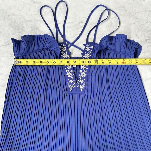 Takara Women's Large Embroidered Floral Pleated Blue V-Neck Tank Top Sleeveless - Picture 6 of 10